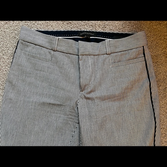 Adorable Banana Republic size 2 navy pinstripe and piped Size 2 crop dress pants - Picture 3 of 5